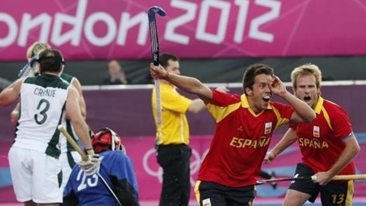 Marc Salles (segundo por la derecha) celebra la consecución del primer gol ante Australia.