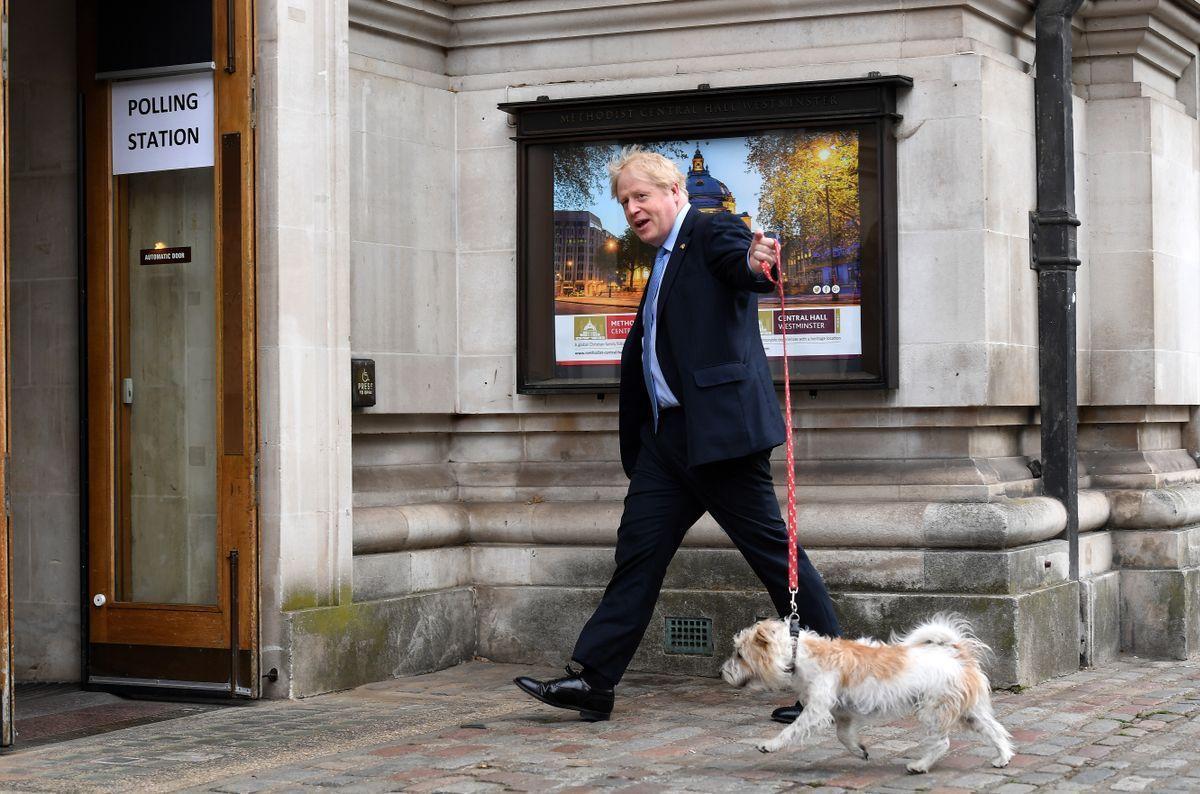Boris Johnson acude a votar en las elecciones municipales acompañado de su perro.