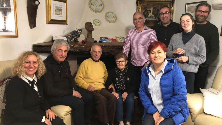 Os docentes que participan no proxecto, co improvisador sardo Bernardu Zizi, de 95 anos.