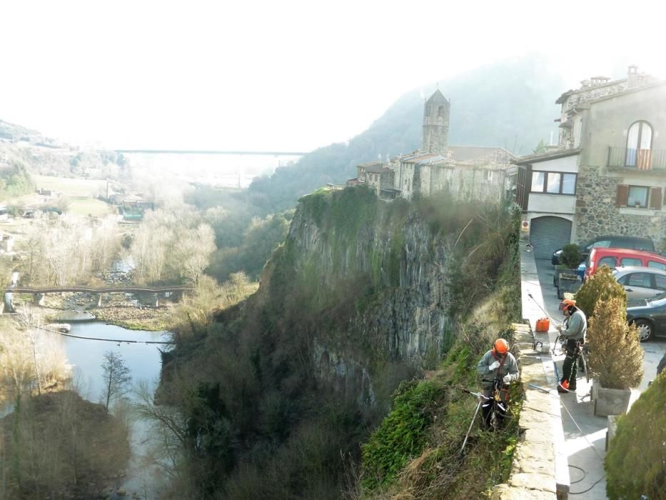 Treballs de neteja de la cinglera de Castellfollit de la Roca