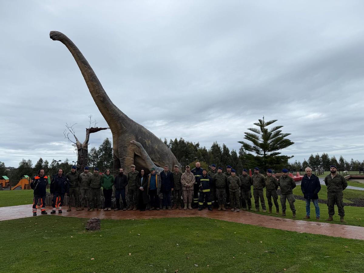 Fotografía de familia de los participantes en la operación de rescate.