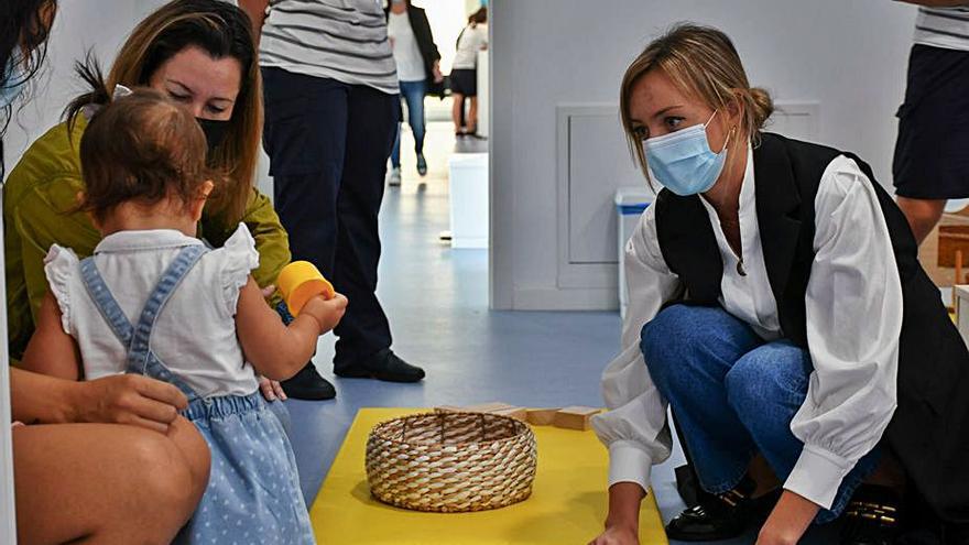 Marta Valcárcel y la conselleira Fabiola García, con una niña.   | // D.P.