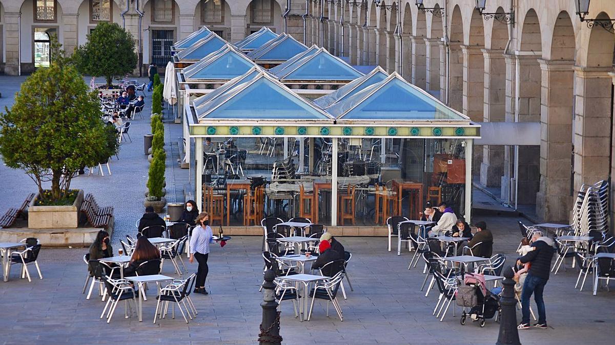 Coruñeses en una terraza de la plaza de María Pita, ayer. |   // CARLOS PARDELLAS