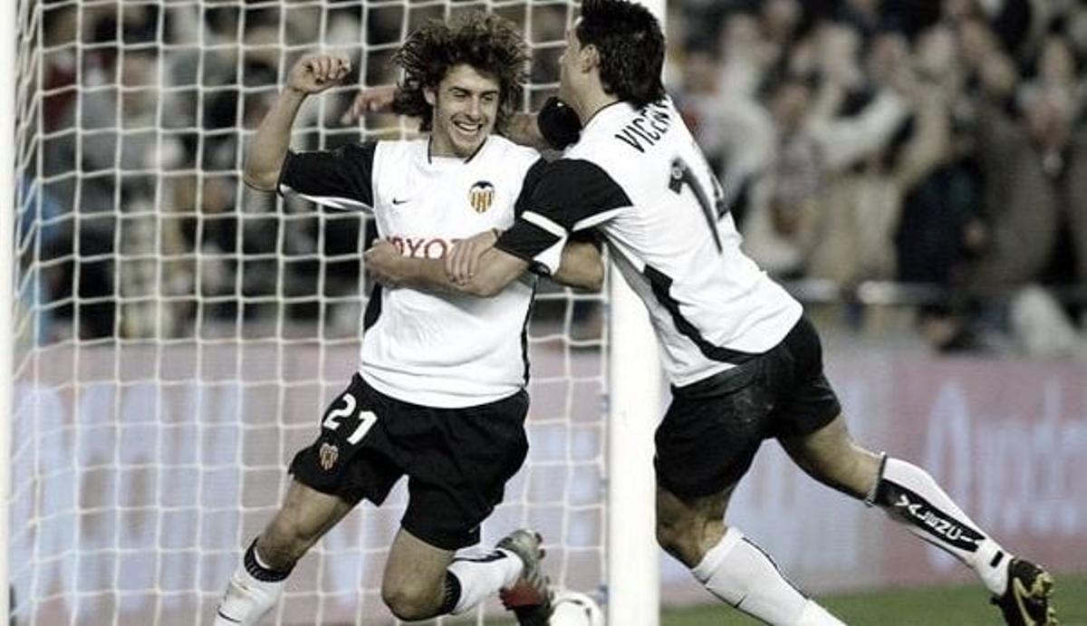 Pablo Aimar celebra un gol con Vicente Rodríguez en la campaña del Doblete