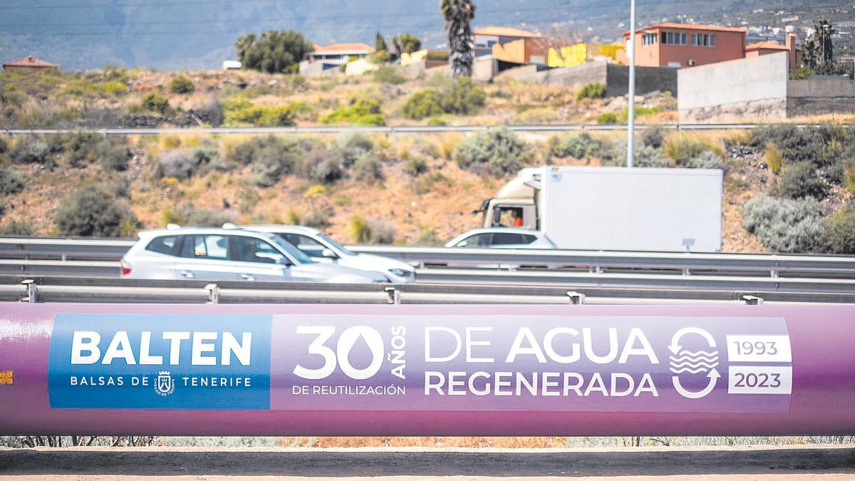 Imagen de archivo de una tubería para transportar agua regenerada al sector primario del sur de Tenerife.