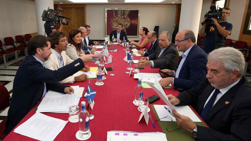 Los siete presidentes de los cabildos durante su reunión ayer con el presidente Fernando Clavijo y la vicepresidenta, Patricia Hernández