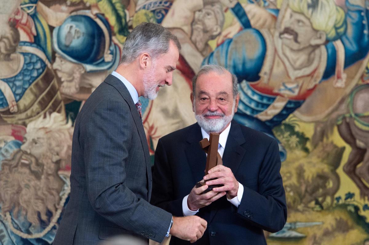 Carlos Slim recibe el premio Enrique V. Iglesias de manos del rey Felipe VI.