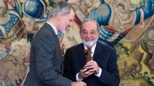 Carlos Slim recibe el premio Enrique V. Iglesias de manos del rey Felipe VI.
