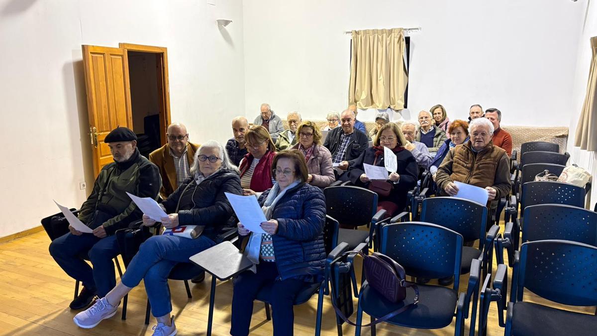 Varios socios de la agrupación durante la asamblea, ayer, en el Parque de Invierno.