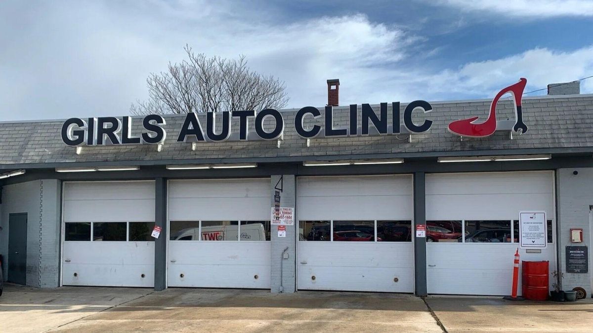 Girls Auto Clinic, el primer taller gestionado solo por mecánicas