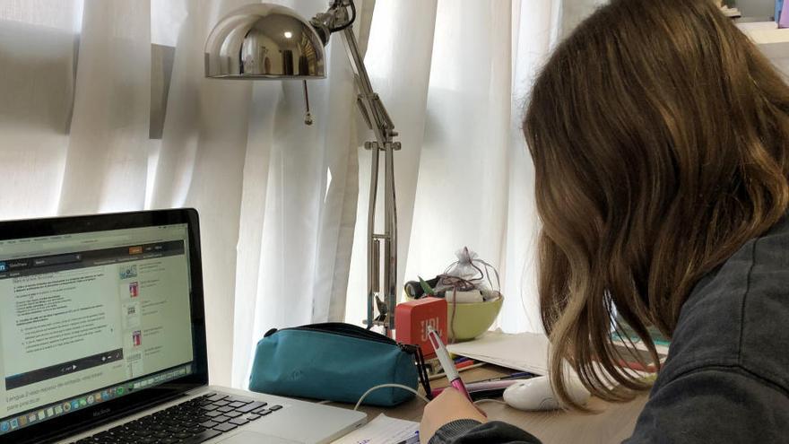 Estudiante durante el confinamiento.