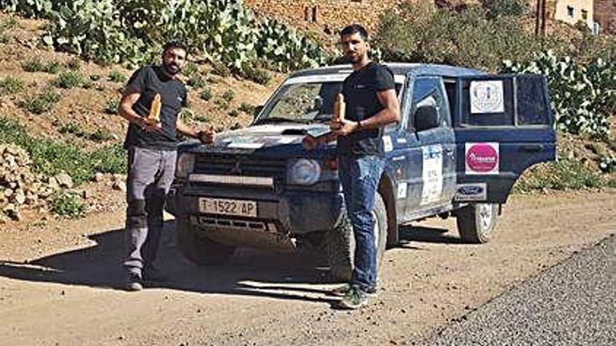 Los hermanos Cristian y Francisco Sanz Lobo reparten ropas y alimentos a los niños de las poblaciones del Atlas.