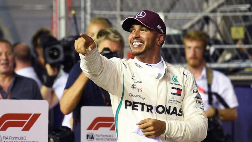 Hamilton celebra su &#039;pole&#039;.