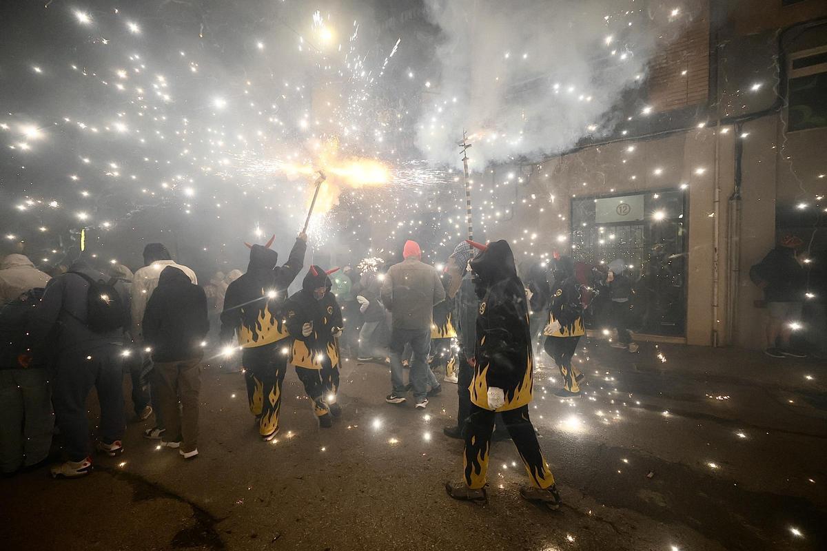 Galería: El correfocs de Dimonis de la Plana recorre las calles de Castelló