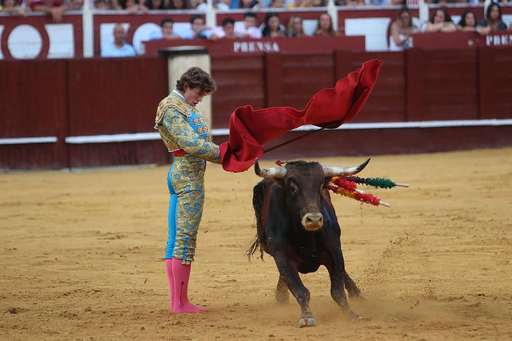 Más de siete mil personas presencian una final del Certamen de Escuelas Taurinas de buen nivel en la que el triunfador fue Miguel Aguilar y en la que también destacó el almeriense Jorge Martínez