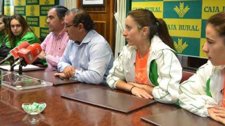 Participantes en el acto de presentación del nuevo convenio entre Zamarat y Caja Rural Zamora.