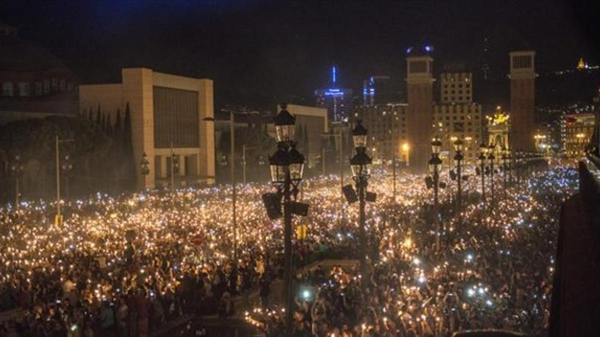 Tres momentos del Piromusical, que reunió anoche a más de 100.000 personas en las fuentes de Montjuïc.