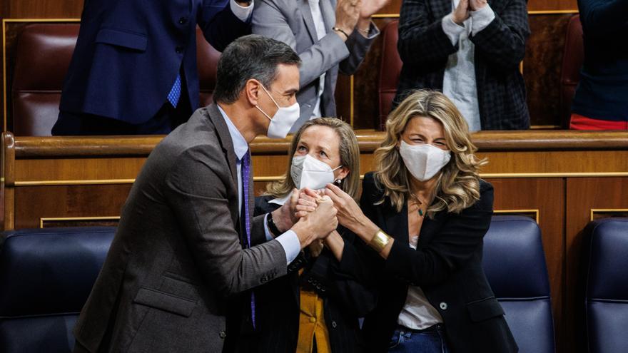 Pedro Sánchez, Nadia Calviño y Yolanda Díaz, tras la aprobación de la reforma laboral.