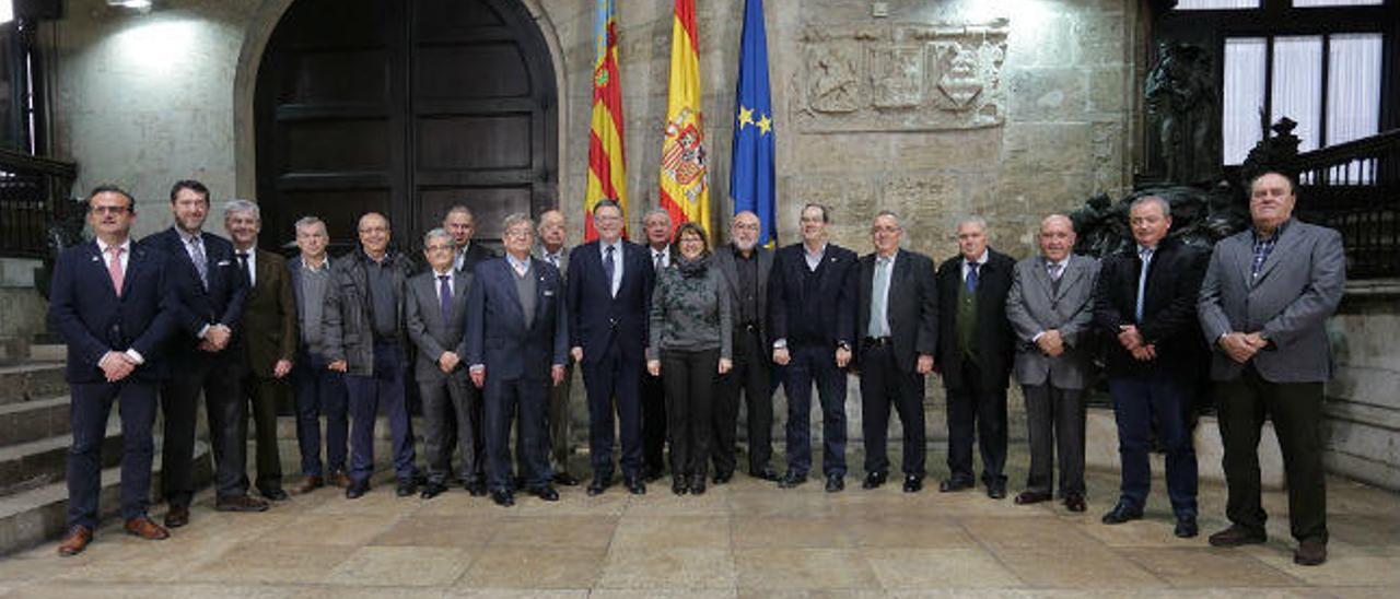 El presidente de la Generalitat, Ximo Puig, posa ayer junto a la consellera de Agricultura, Elena Cebrián, y parte de su equipo con la permanente de la Federaciòn de Comunidades de Regantes
