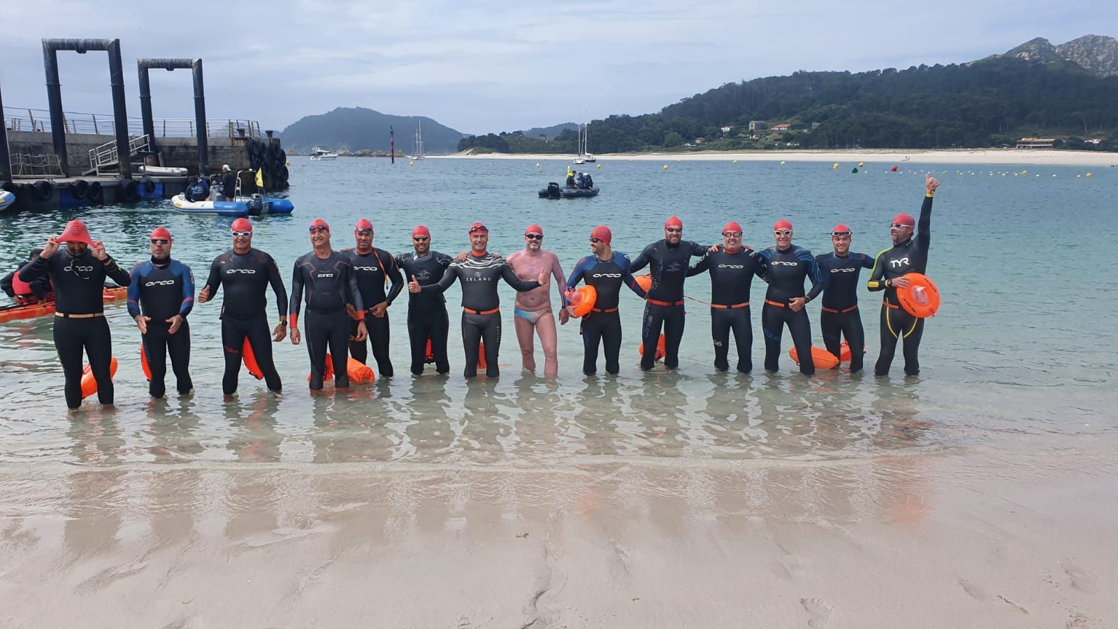 Los héroes de la natación salen de Cíes rumbo San Simón