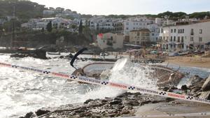 La cala del Port de Malespina, en Calella, cerrada por el vertido de gasóleo, este sábado.