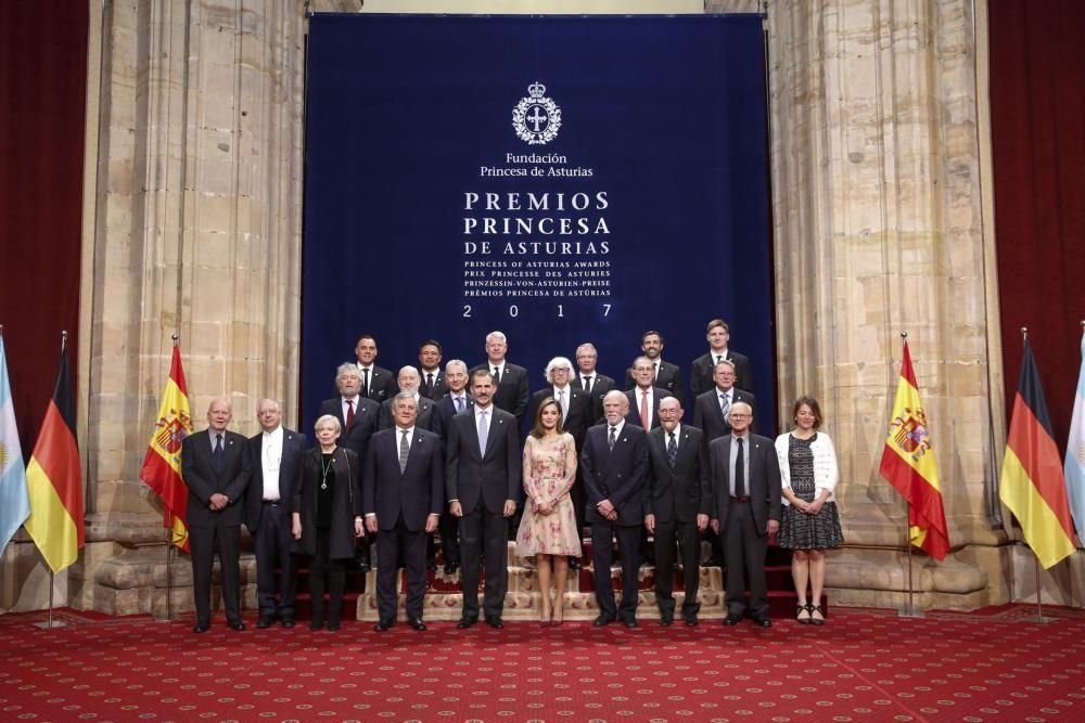 El Rey Felipe VI impone las insignias a los galardonados con los premios "Princesa de Asturias" 2017