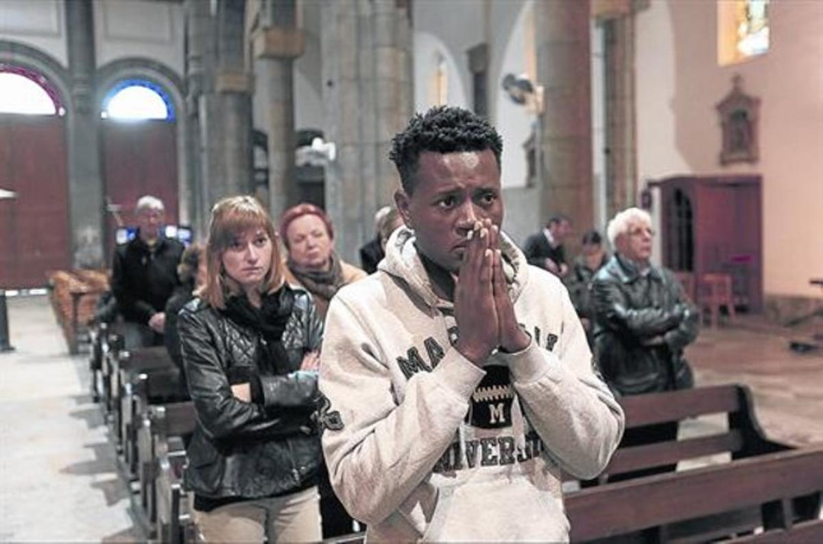 Record a les víctimes 8 Assistents a la missa celebrada pels turistes morts a Tunis, a la Catedral de Sant Vicenç de Paül, ahir. Record a les víctimes 8 Assistents a la missa celebrada pels turistes morts a Tunis, a la Catedral de Sant Vicenç de Paül, ahir.