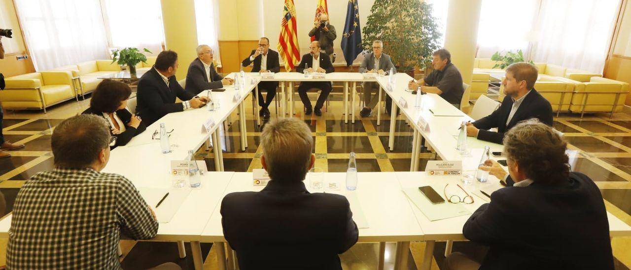 Reunión del presidente de Aragón, Javier Lambán, y el consejero de Educación y Deportes, Felipe Faci, con los alcaldes y representantes empresariales del Pirineo. /  ANDREEA VORNICU