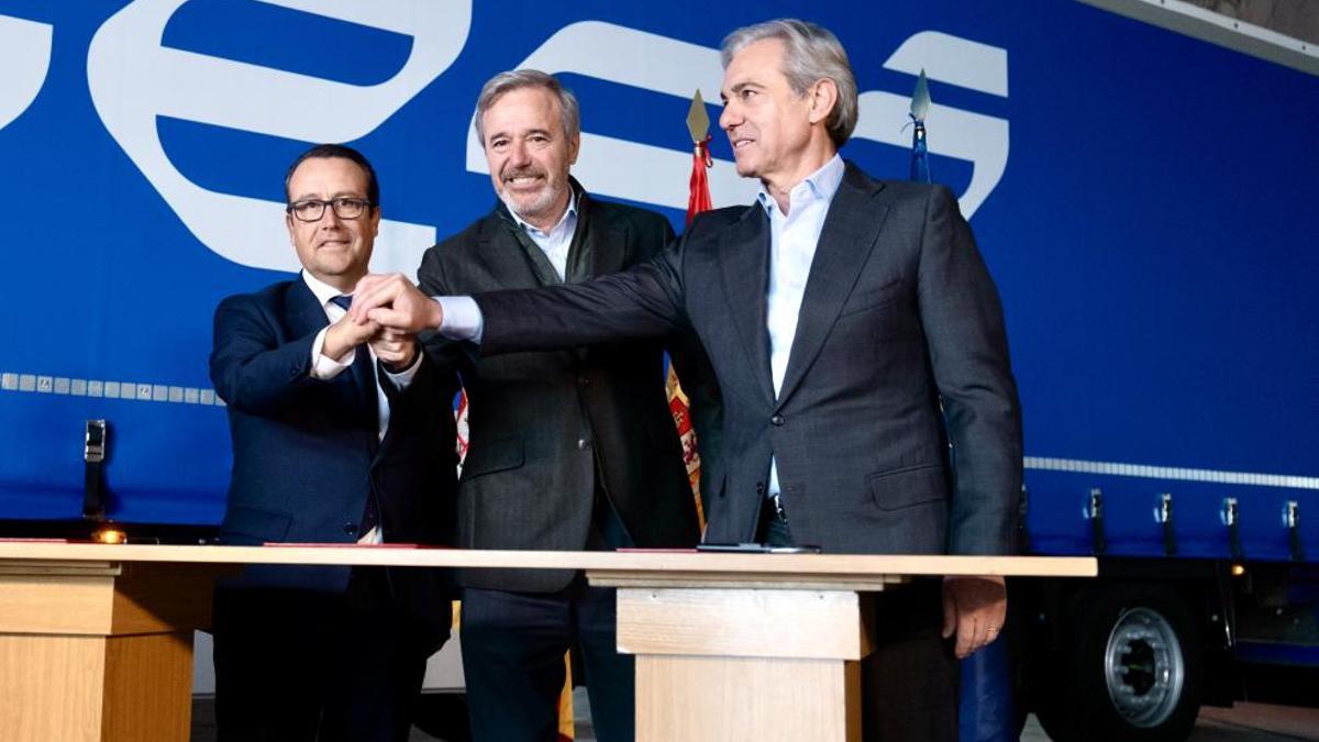 Firma del acuerdo entre Iveco, Sesé y la DGA, este martes.
