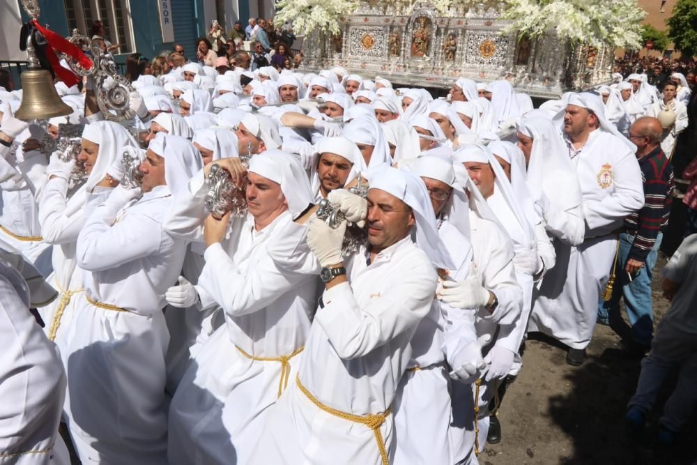 La Hermandad del Jesús Nazareno de los Pasos y María del Rocío Coronada abre los cortejos del día desde el entorno de la plaza de la Victoria