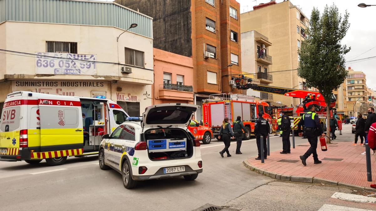 Los bomberos rescatan a una mujer y su hijo en un incendio en Albal hoy