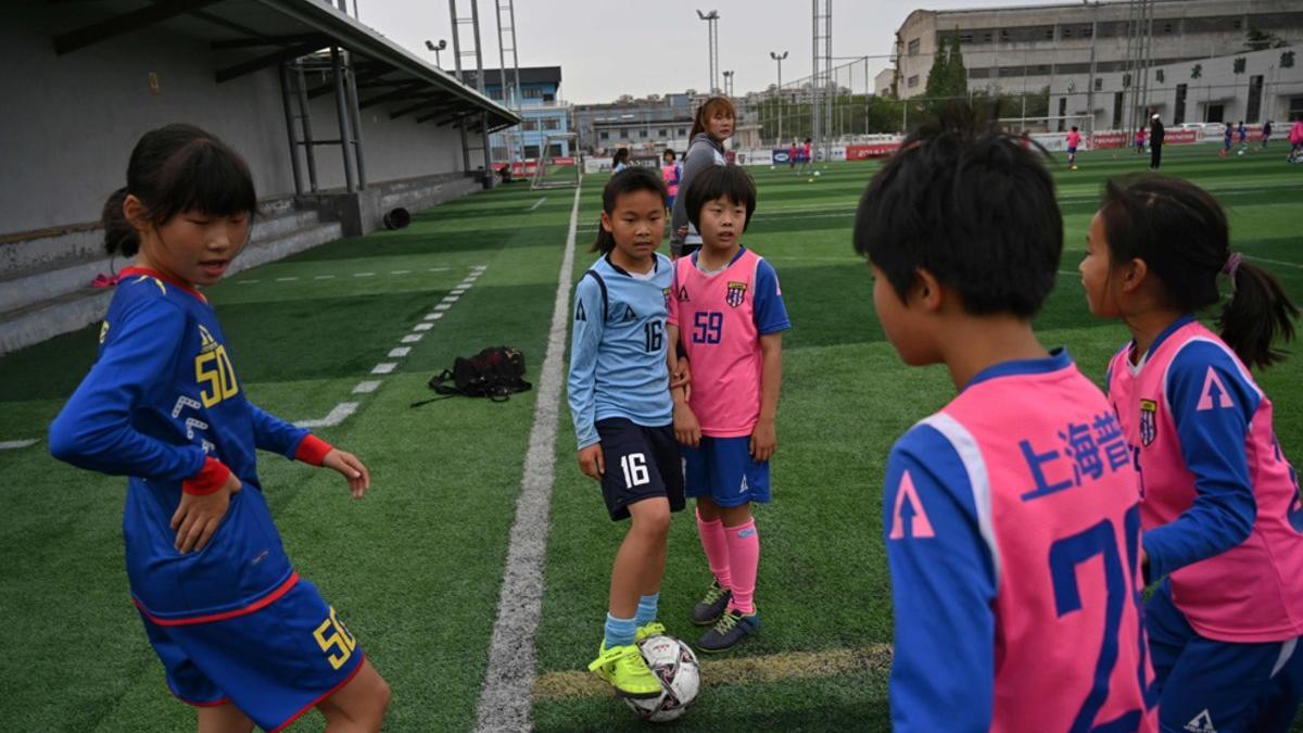 Las niñas juegan al fútbol durante una sesión de entrenamiento en su escuela en Shanghai.