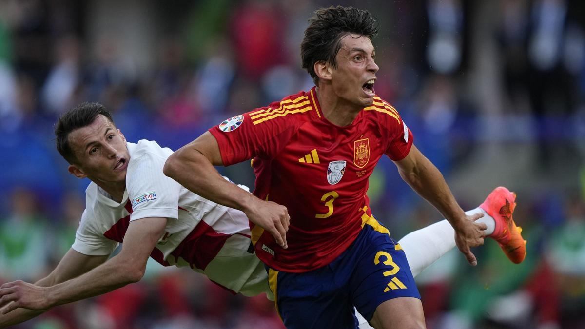 Spain’s Robin Le Normand, right, and Croatia's Ante Budimir fight for the ball during a Group B match between Spain and Croatia at the Euro 2024 soccer tournament in Berlin, Germany, Saturday, June 15, 2024. (AP Photo/Ebrahim Noroozi)