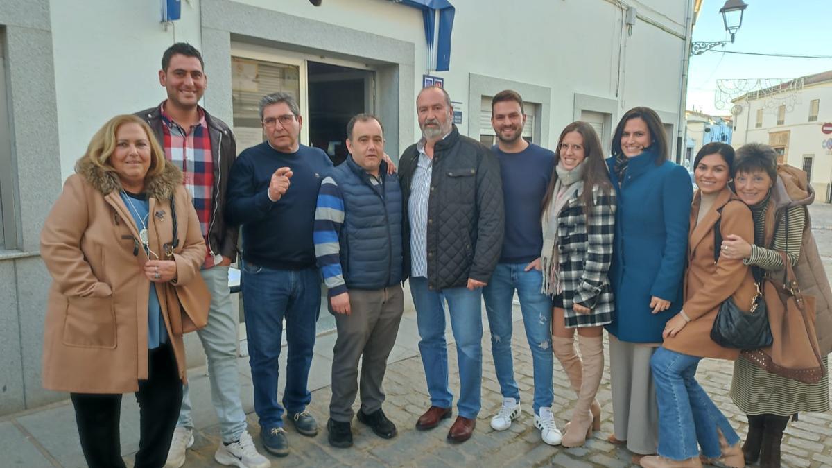 Carlos Medrán, responsable del establecimiento de Dos Torres, con un grupo de clientes.