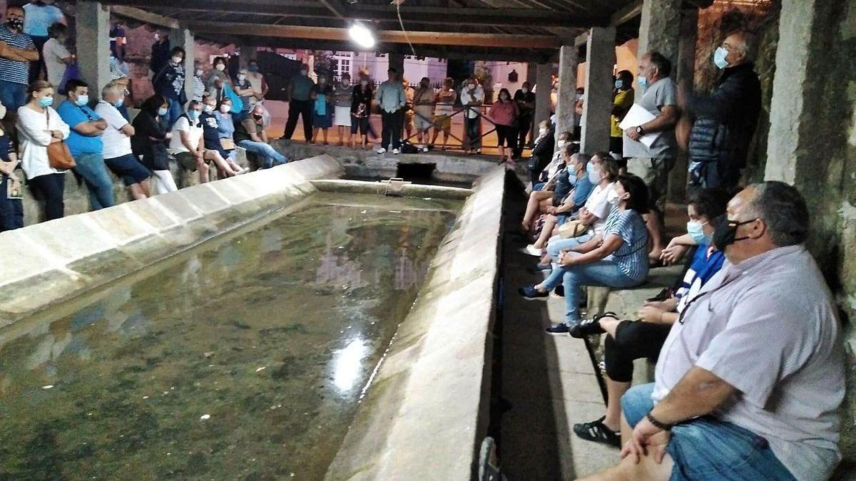 La asamblea celebrada en el lavadero de Vilaxoán para preparar el pleno contó con una considerable asistencia vecinal.