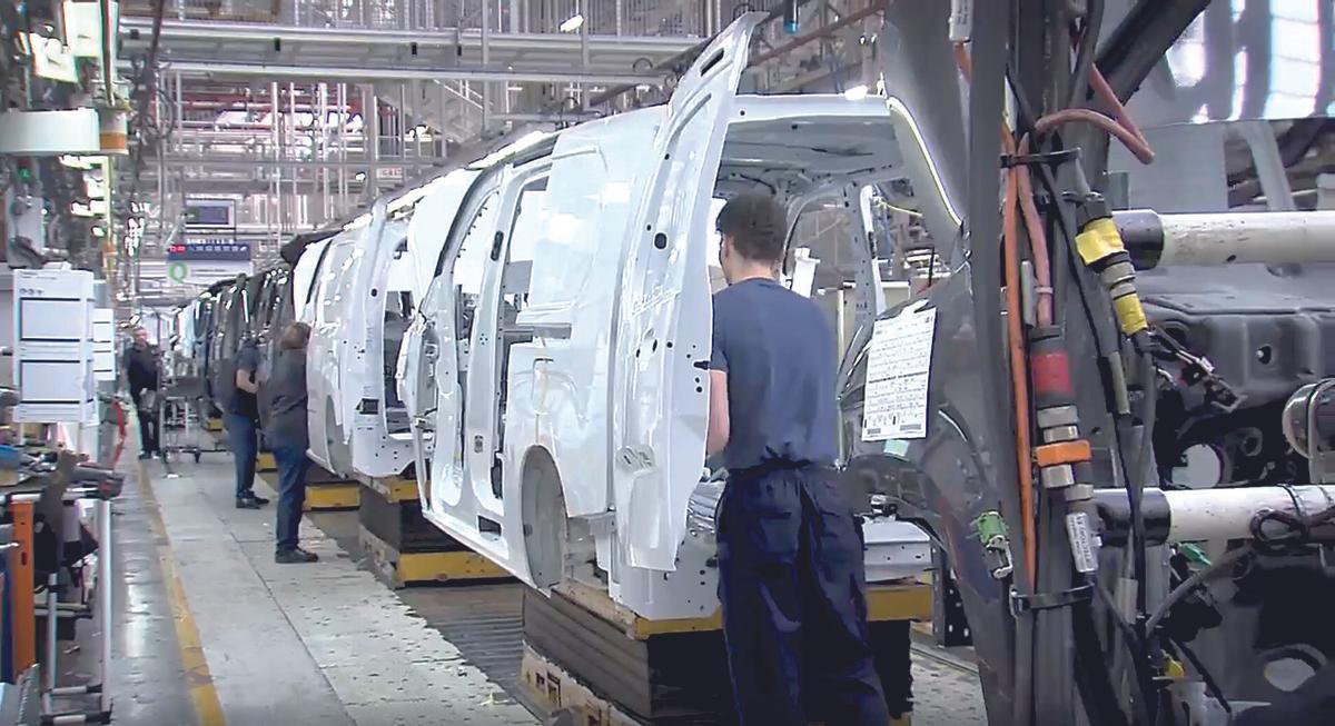 Ensamblaje de furgonetas en la fábrica de Stellantis de Vigo.