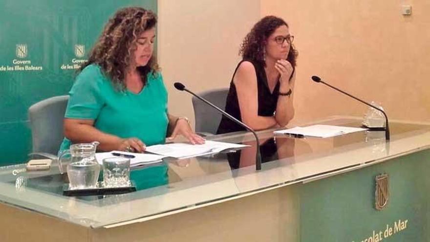 Las conselleras Pilar Costa (izquierda) y Cati Cladera, ayer, tras el Consell de Govern.