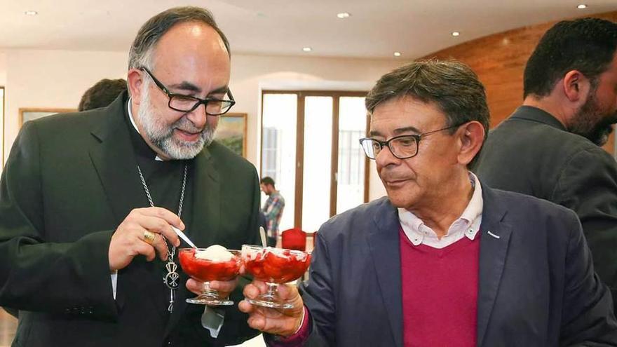 El Arzobispo y Sánchez Ramos, en las fresas de 2016.
