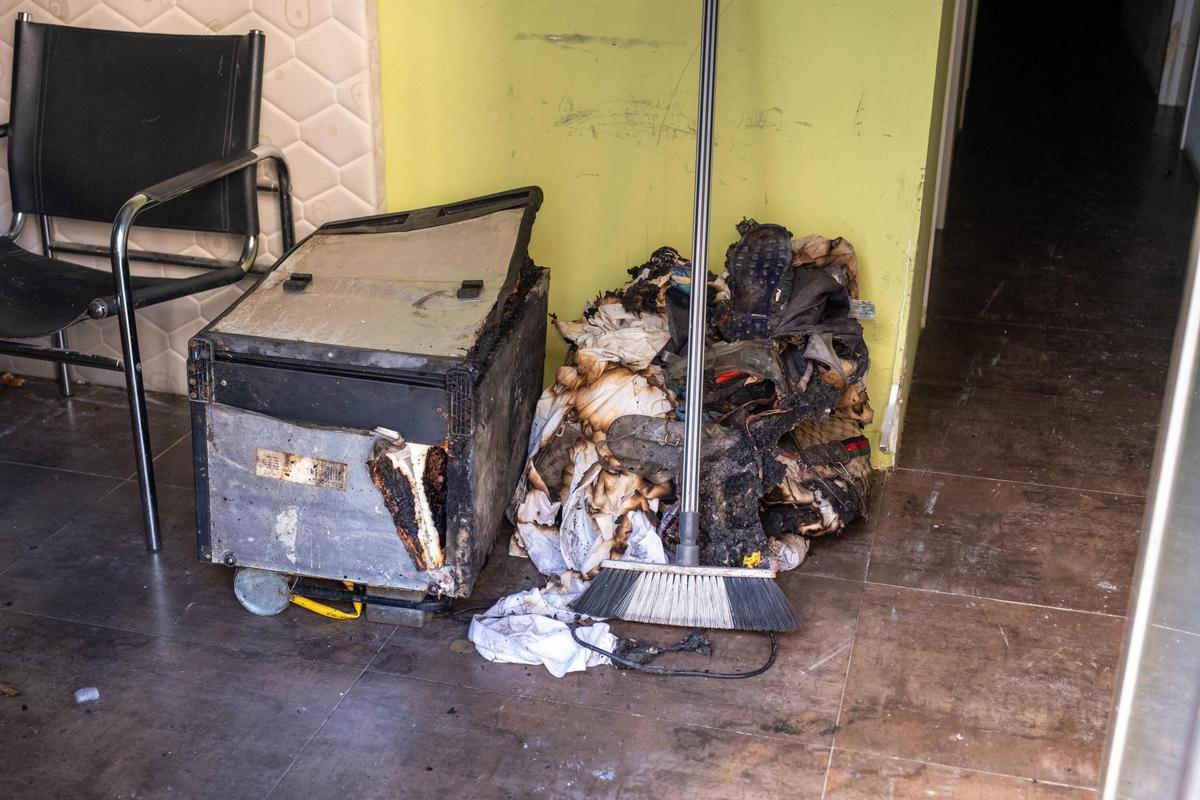 Enseres quemados en el incendio del local okupado.