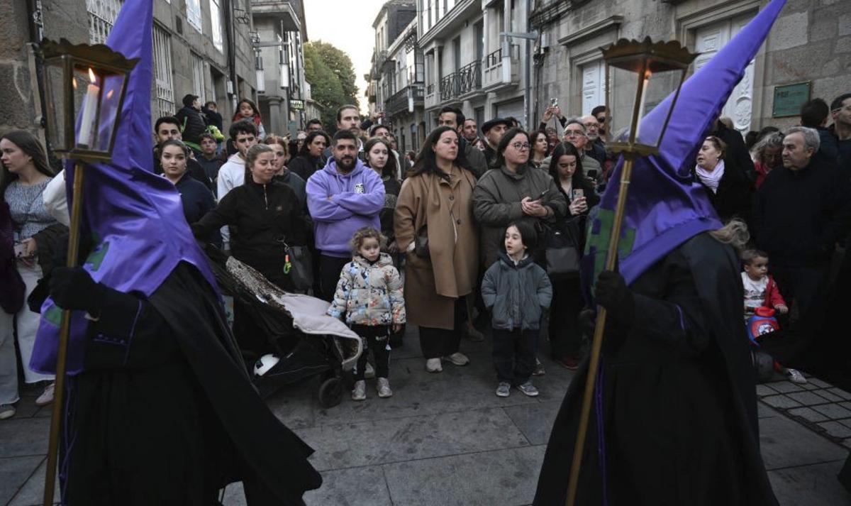 Numeroso público, al paso de la procesión. | RAFA VÁZQUEZ