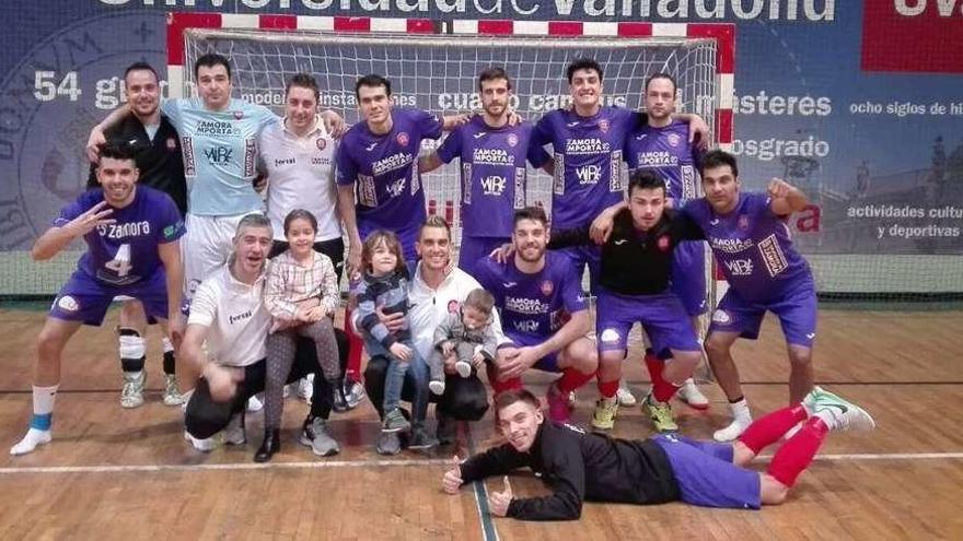 El equipo celebra el triunfo en el pabellón vallisoletano, ayer.