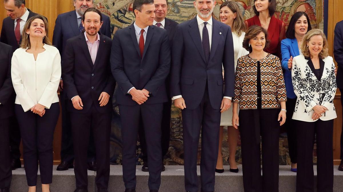 El rey Felipe VI junto a los miembros del Gobierno