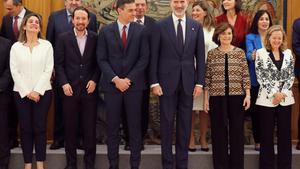 GRAF1163. MADRID, 13/01/2020.- El rey Felipe VI, el presidente del Gobierno, Pedro Sánchez (3i), y los vicepresidentes del Gobierno, Carmen Calvo (3) y Pablo Iglesias (2i), Naia Calviño (2d) y Teresa Ribera (i), posan para la foto de familia durante la jura o promesa ante el rey del acto de toma de posesión celebrado este lunes en el Palacio de la Zarzuela. EFE/Chema Moya POOL