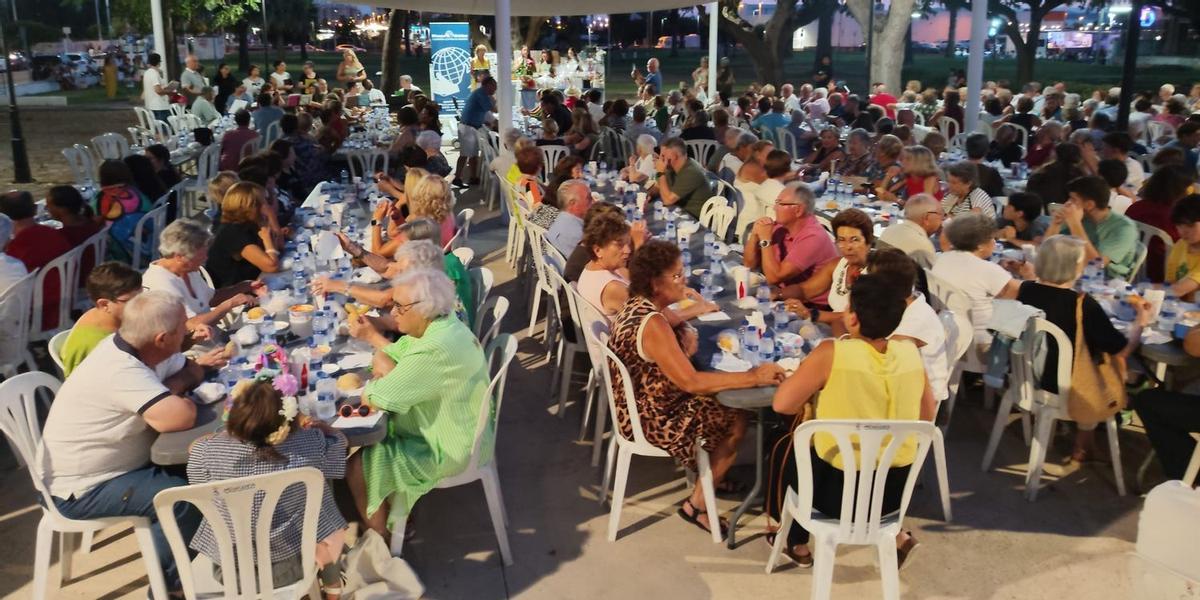 El vecindario participante en el evento organizado poer Manos Unidas no solo comparten una cena sino también solidaridad.