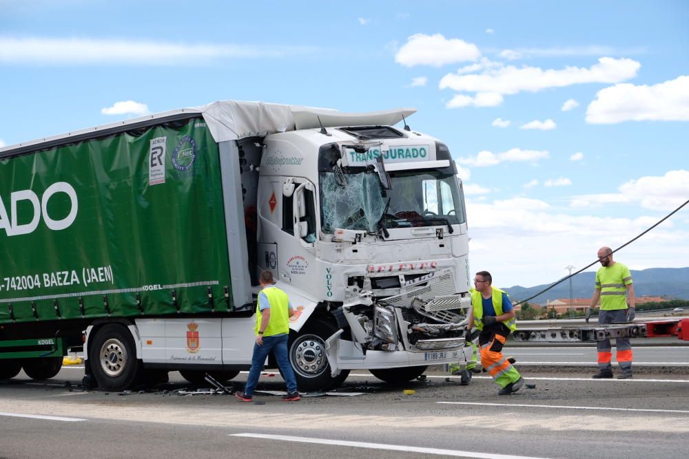 La colisión entre dos camiones corta la autovía a la altura de Villena