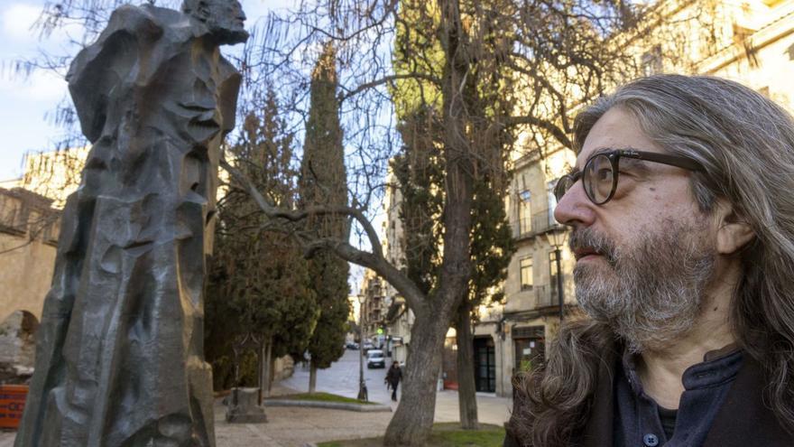 Luis García Jambrina, junto a la estatua de Unamuno, protagonista de su última novela.