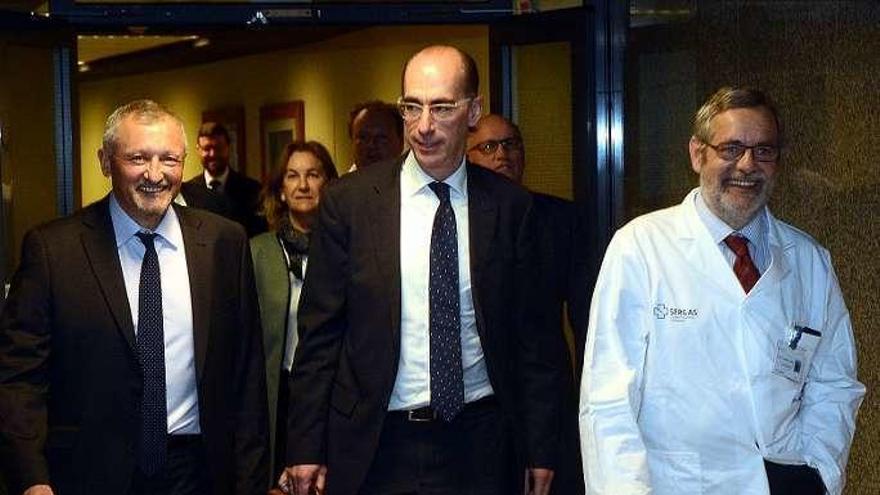 Gómez (izda), Almuiña y el cesado J. M. González, ayer en el hospital de Pontevedra. // R. V.