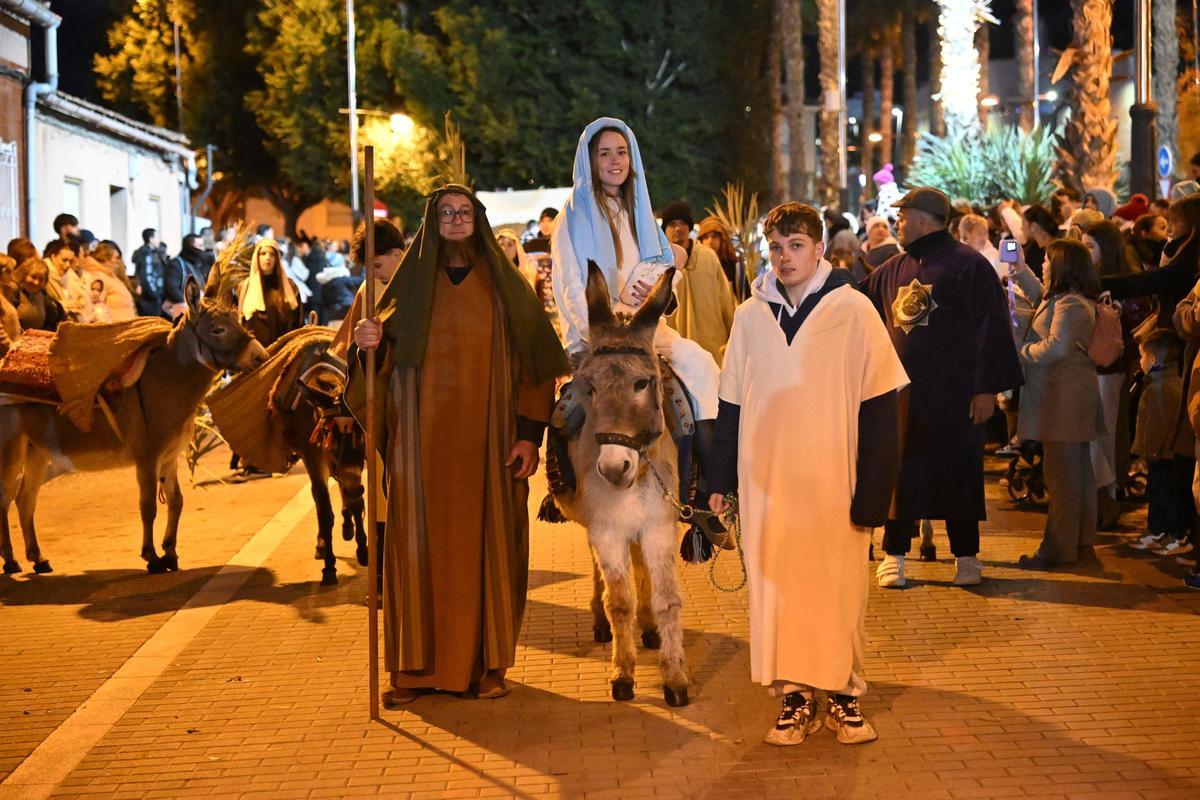 Miles de personas contemplan la Cabalgata de despedida de los Reyes Magos en Orihuela