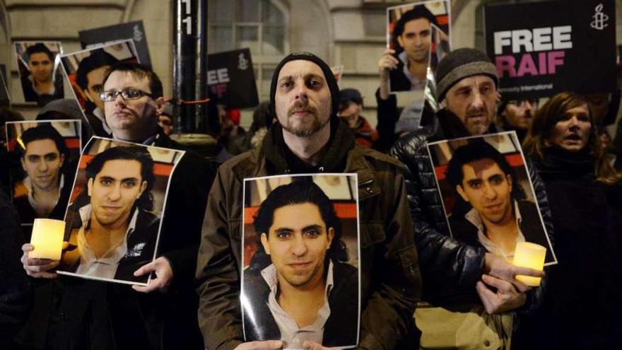 Activistas, en una manifestación a favor de Badawi.