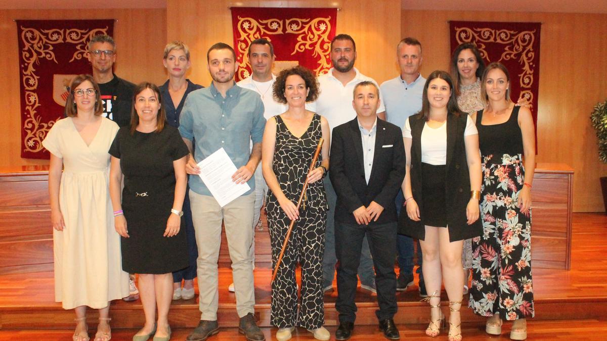 La alcaldesa de Almenara, tras la constitución del Ayuntamiento y su investidura, con la corporación.